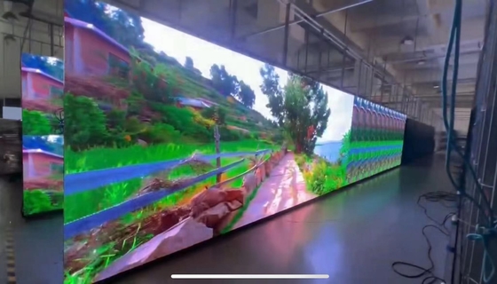 Video, das P4 RGB LED-Anzeige im Freien für hohe Helligkeit Adveristing zeigt