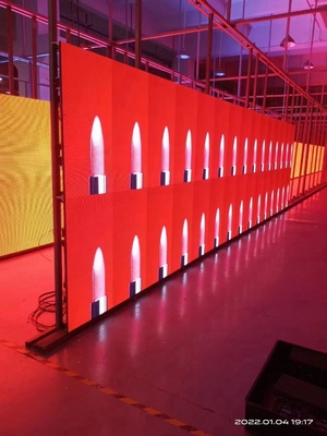 Video, das P4 RGB LED-Anzeige im Freien für hohe Helligkeit Adveristing zeigt