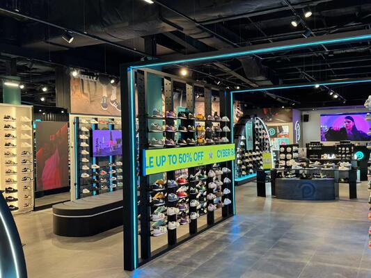 angepasste Pixel Pitch LED-Fensteranzeige Schilder Aluminiumrahmen nahtloses Design hohe Helligkeit Digital Signage Lösungen