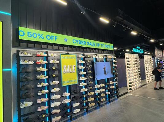 angepasste Pixel Pitch LED-Fensteranzeige Schilder Aluminiumrahmen nahtloses Design hohe Helligkeit Digital Signage Lösungen