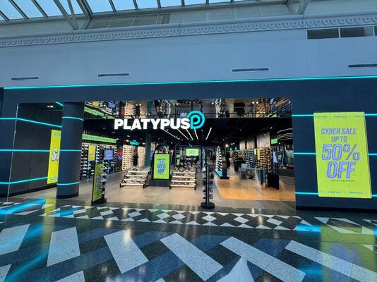 angepasste Pixel Pitch LED-Fensteranzeige Schilder Aluminiumrahmen nahtloses Design hohe Helligkeit Digital Signage Lösungen