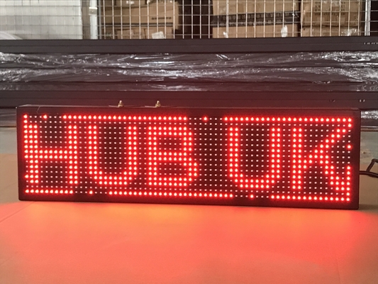 Die roten einzelnen Fenster-Anzeigen-Zeichen der Farbep10 LED im Freienimprägniern