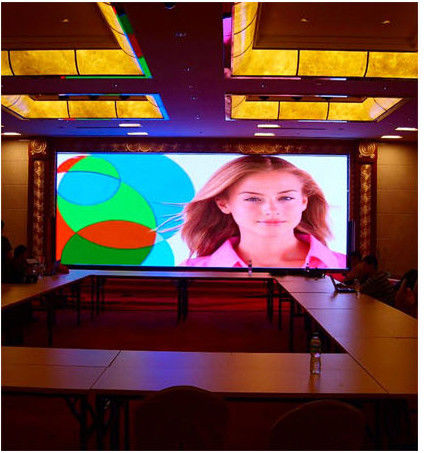 Örtlich festgelegter LED Innenschirm 128x256mm P2 RGB für Stadiums-Hintergrund